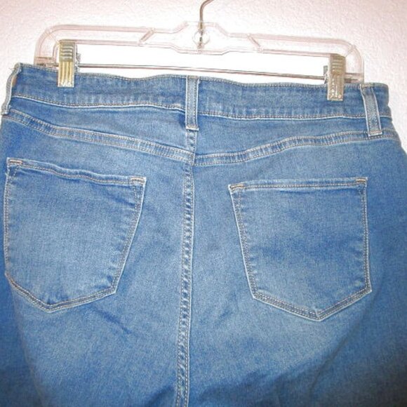 Croft & Barrow EMBROIDERED Denim Size 12 JEANS Crop STRETCH Mid Rise BOHO Flower - Picture 8 of 9